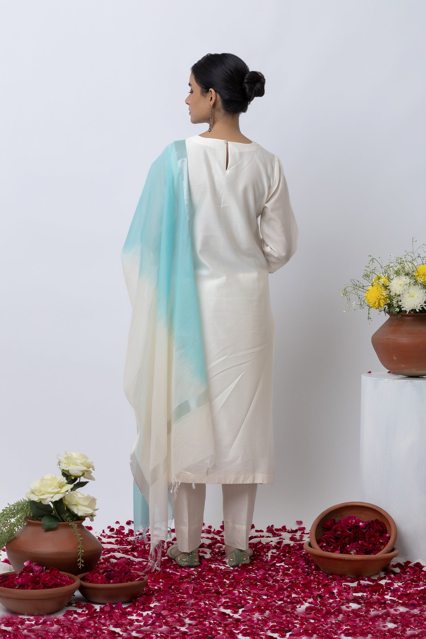 Taara Off White Hand Embroidered Kurta Set