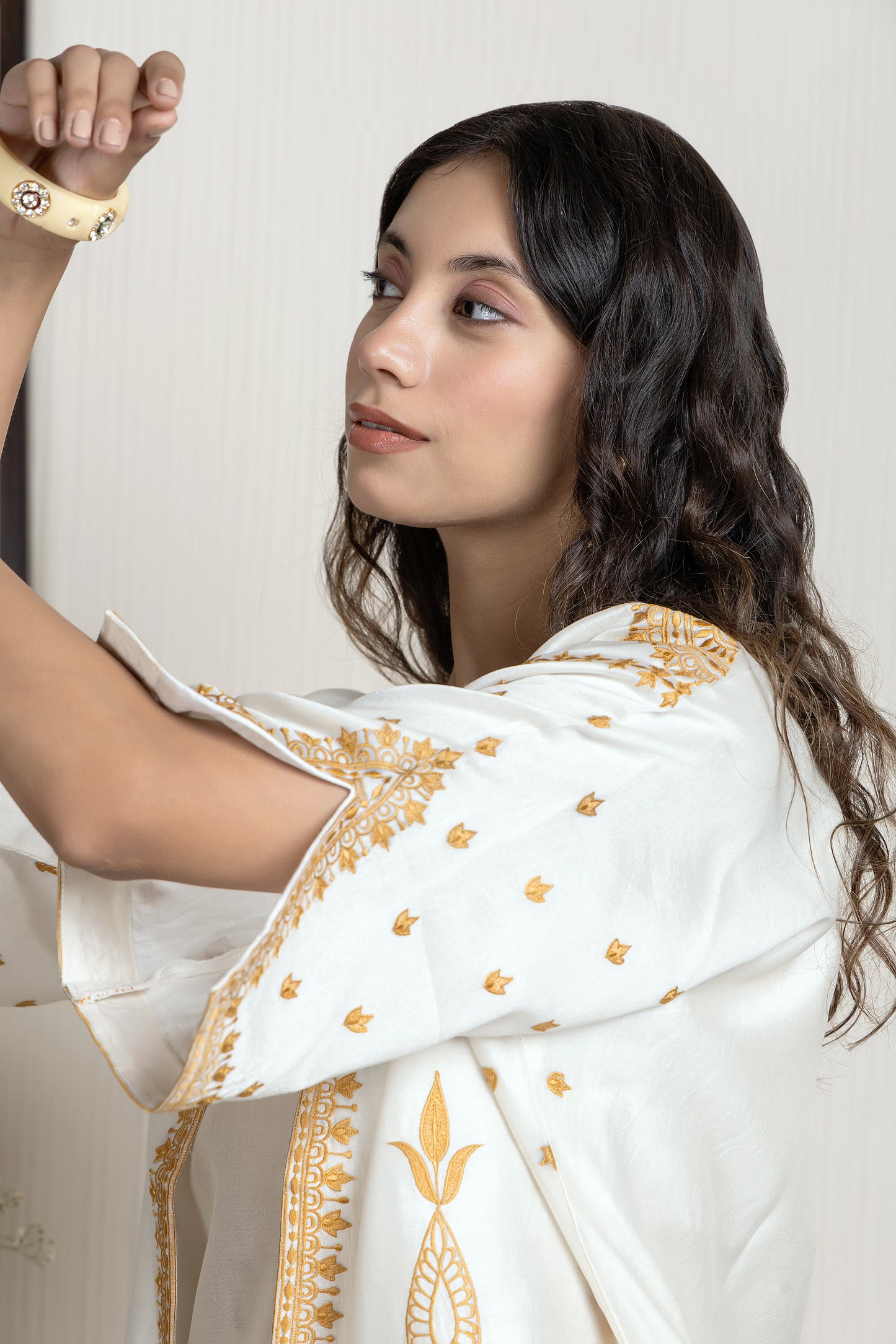 Nakkashi Off White Chanderi Embroidered Set