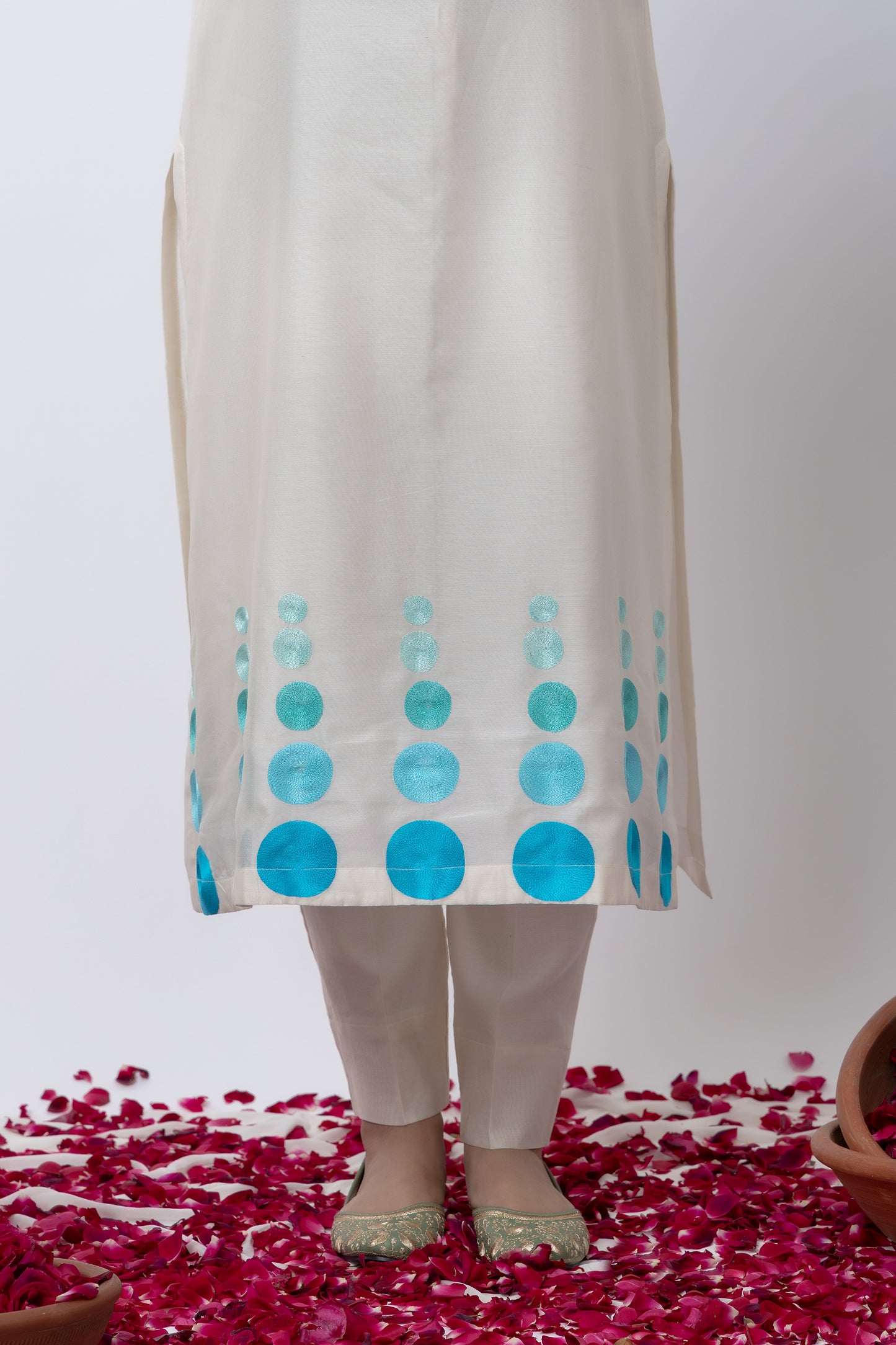 Taara Off White Hand Embroidered Kurta Set