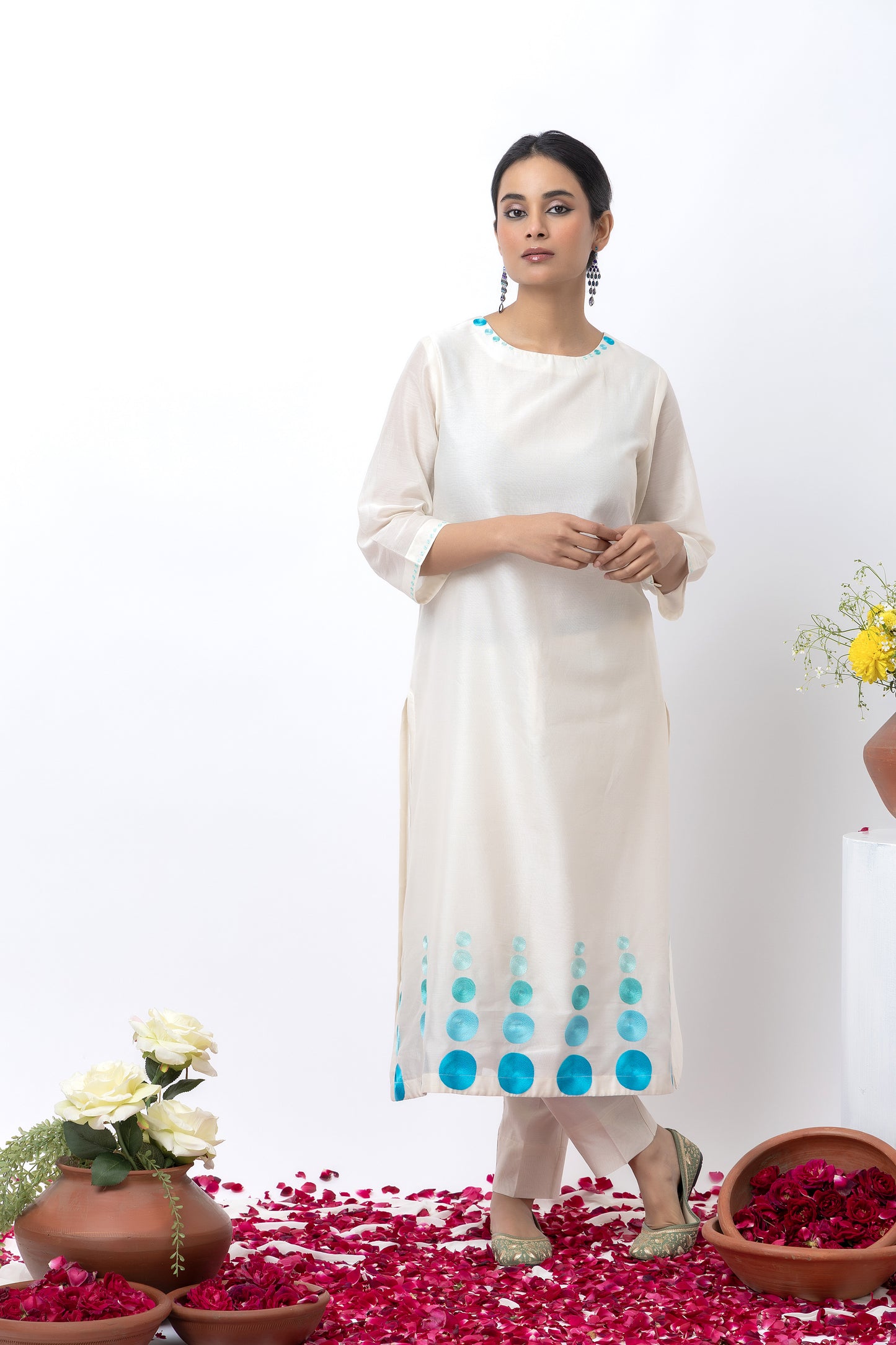 Taara Off White Hand Embroidered Kurta Set