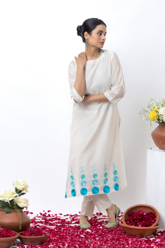 Taara Off White Hand Embroidered Kurta Set