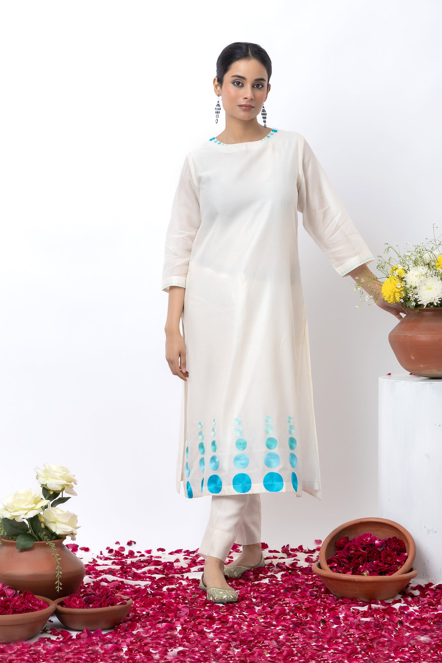 Taara Off White Hand Embroidered Kurta Set